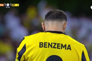 背鍋！本澤馬88分鐘點(diǎn)球被撲錯(cuò)失絕殺機(jī)會(huì)！