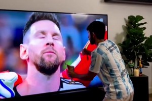 這就是足球的美妙吧！皮球在空中劃出一道漂亮的弧線！