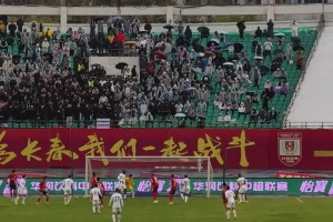 致命一擊？實(shí)拍：亞泰曾經(jīng)功勛球員塞爾吉尼奧頭球敲開老東家大門