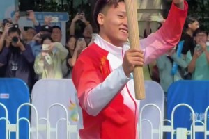 趙睿參加全運(yùn)火炬?zhèn)鬟f：不僅代表自己，也代表中國男籃這個(gè)集體