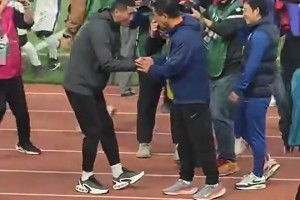 面對(duì)前輩！邵佳一躬身雙手和崔康熙握手