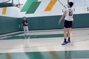 這跳投姿勢(shì)怎么樣？王俊杰NCAA首秀賽后晚上加練投籃！