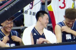 ??歡樂(lè)替補(bǔ)席，笑得七仰八叉的~