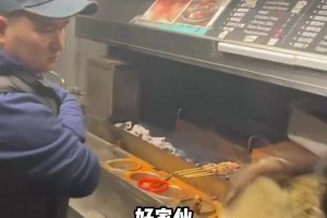 這給馬布里饞的！馬布里夫妻在美國夜晚街頭遇到了中國宵夜！