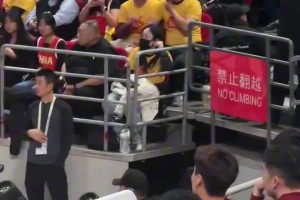 中國(guó)男籃半場(chǎng)落后13分 受傷的趙睿替補(bǔ)席著急的不行連比帶劃