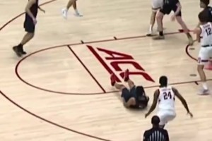 太狠了！NCAA賽場(chǎng)驚現(xiàn)腳踝終結(jié)者！對(duì)手直接捂腳踝倒在地上！