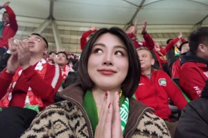 注意安全啊??！演員余薇薇身披國安圍巾坐在了河南球迷看臺