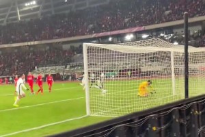 國安是冠軍！場邊感受國安打進(jìn)鎖定勝局的一球