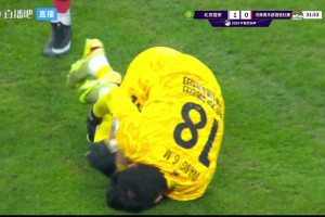 紅牌還是黃牌？曹永競單刀越位，踩在王國明小腿上染黃