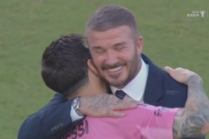 球隊首次斬獲美職聯(lián)總冠軍！小貝賽后緊緊擁抱梅西！